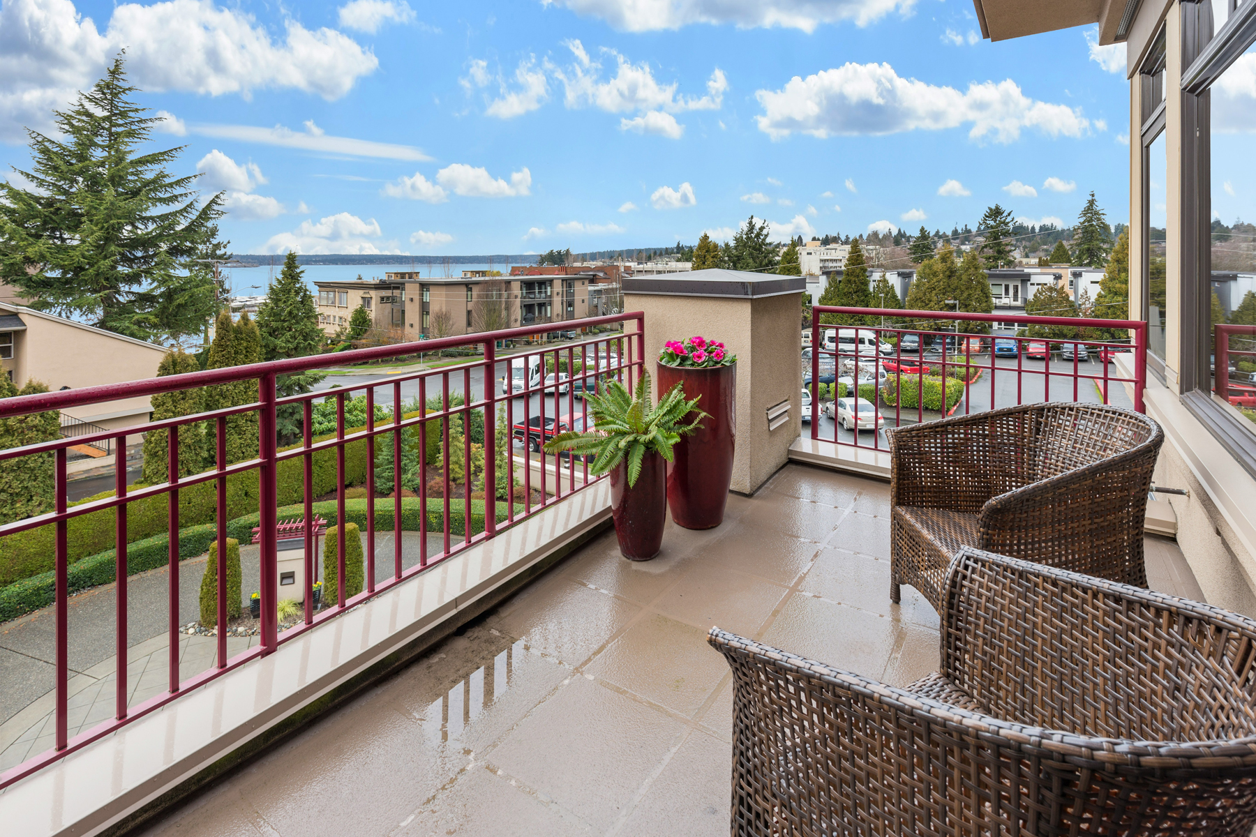 Balkon eines Wohnhauses im Freien