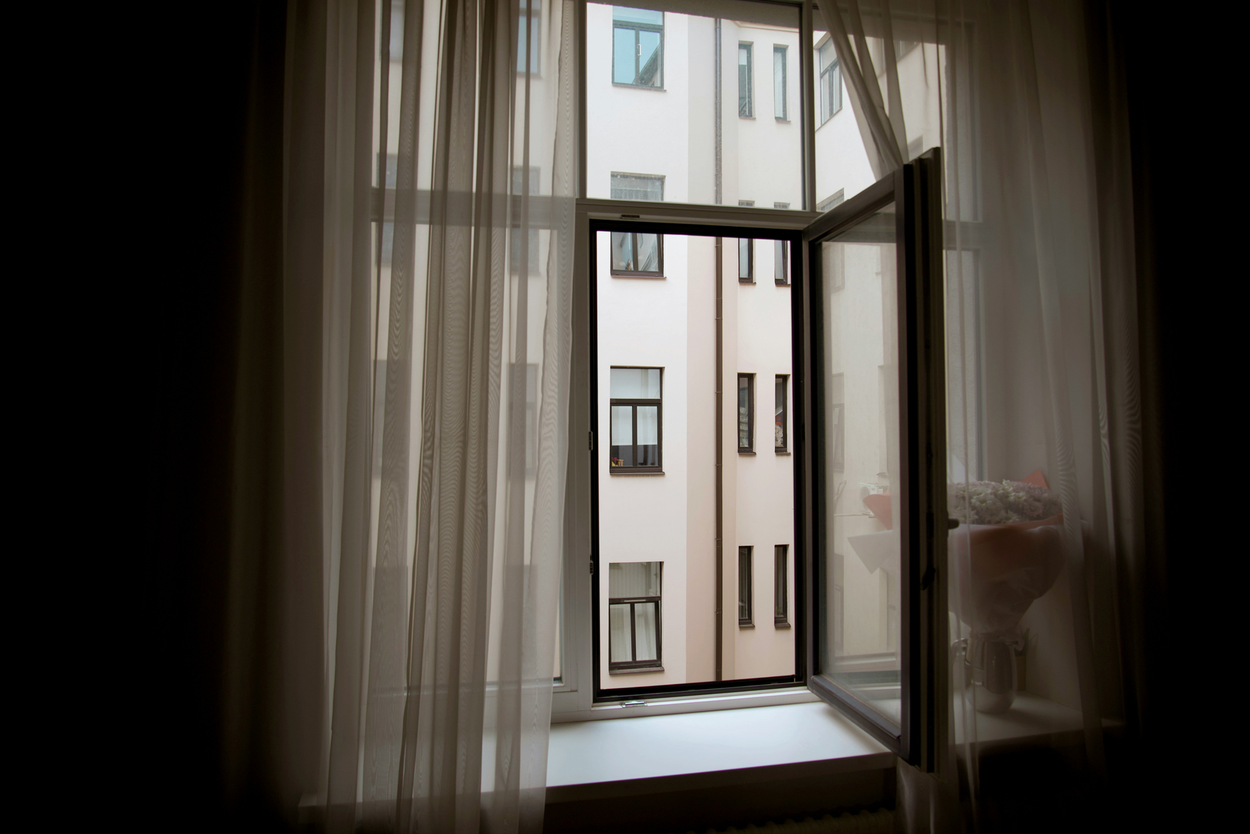 Fensterrahmen mit Vorhang in einem Wohnraum