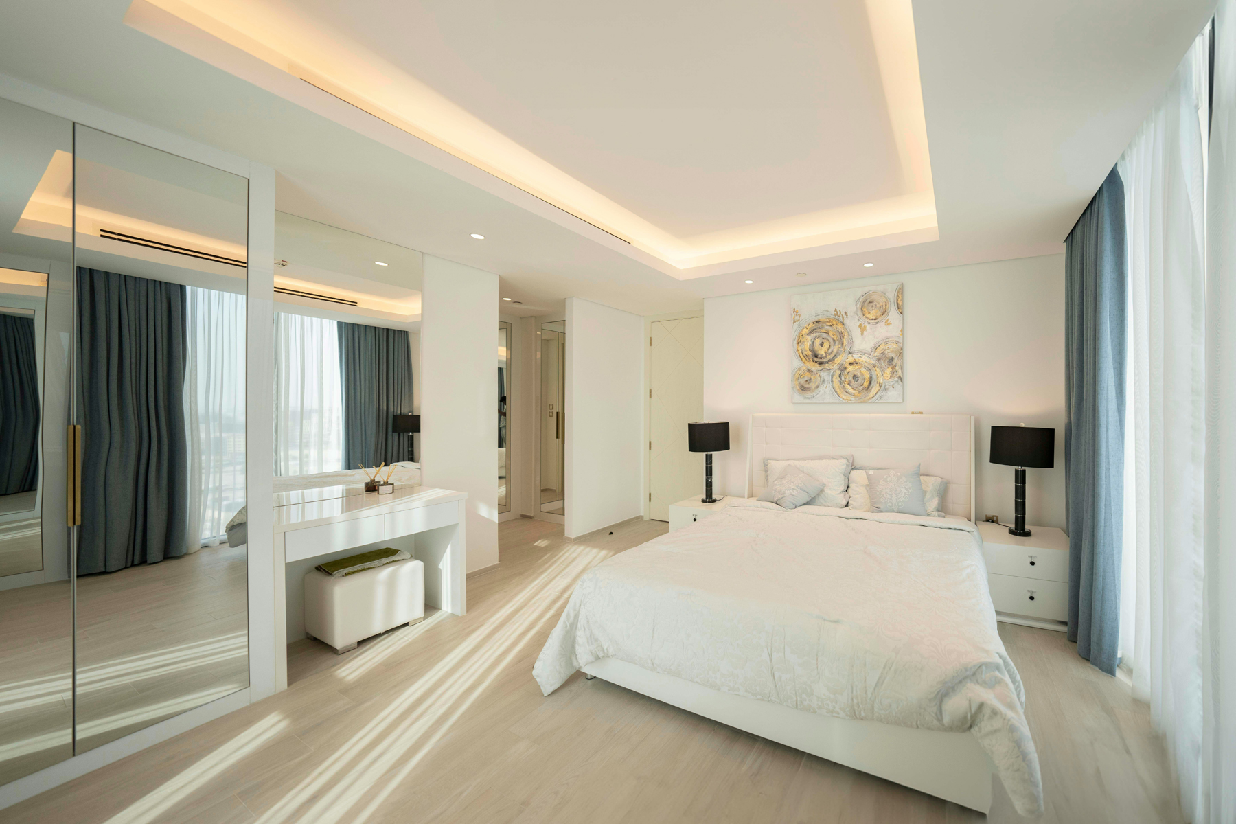 Helles, aufgeräumtes Schlafzimmer am Morgen